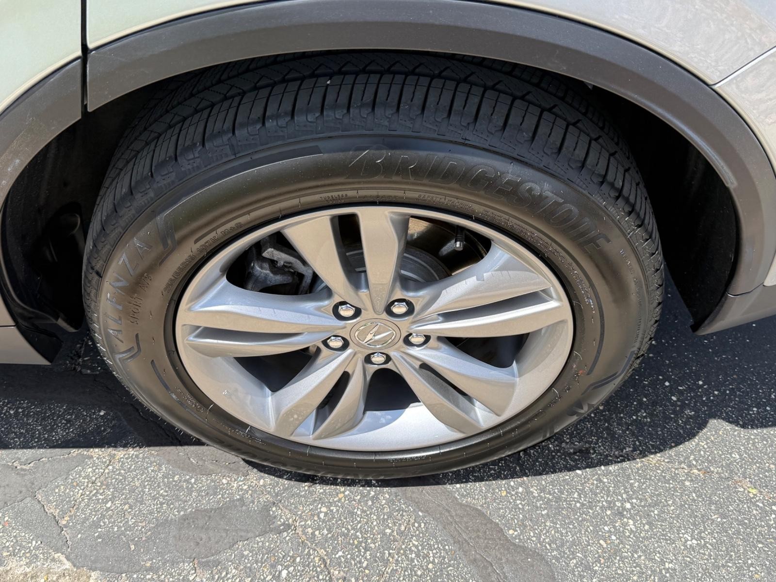 Acura MDX Vehicle Full-screen Gallery Image 07