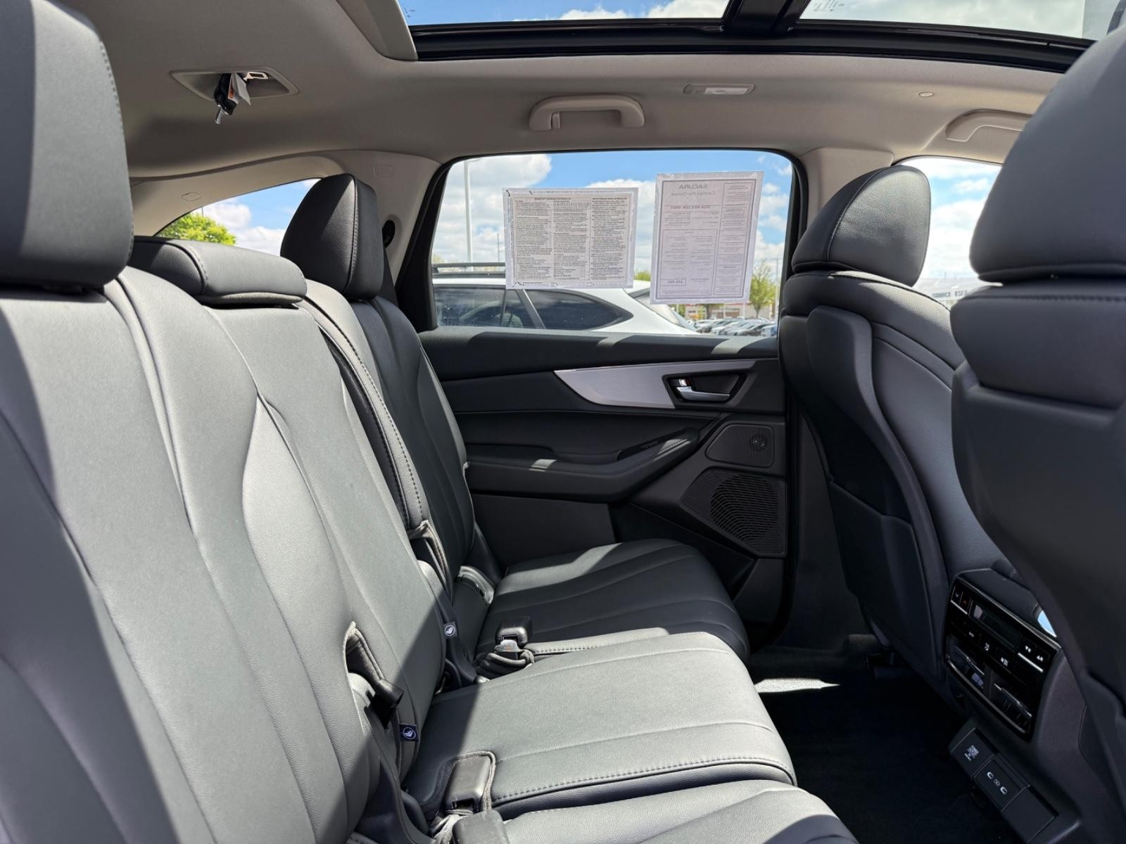 Acura MDX Vehicle Full-screen Gallery Image 10