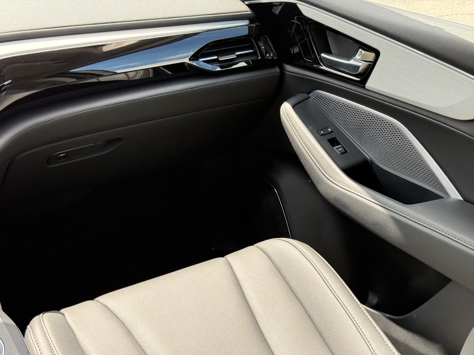 Acura MDX Vehicle Full-screen Gallery Image 15