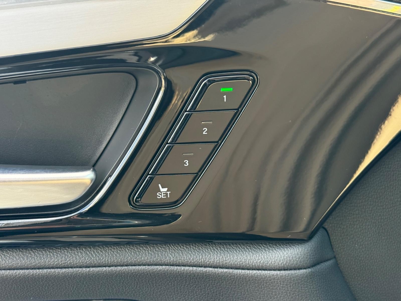 Acura MDX Vehicle Full-screen Gallery Image 16