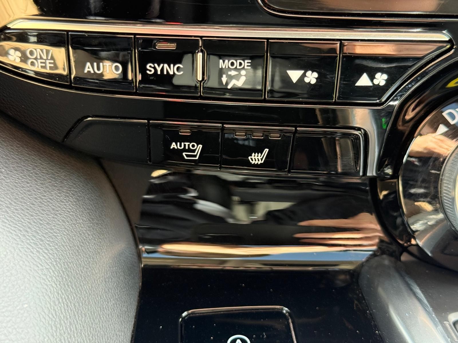 Acura MDX Vehicle Full-screen Gallery Image 21
