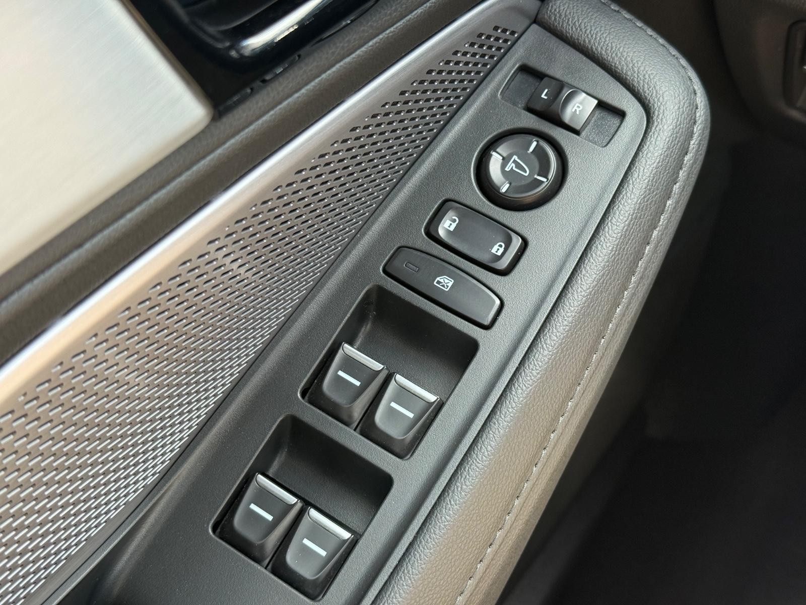 Acura MDX Vehicle Full-screen Gallery Image 22