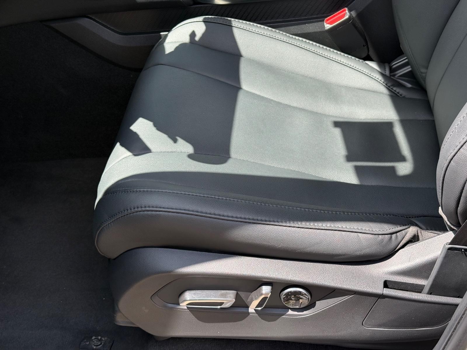 Acura MDX Vehicle Full-screen Gallery Image 23