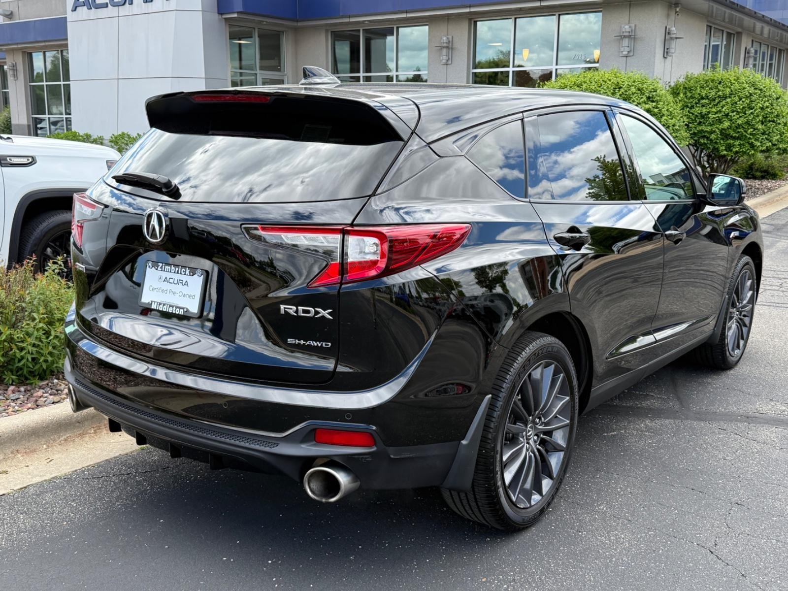 Acura RDX Vehicle Full-screen Gallery Image 03