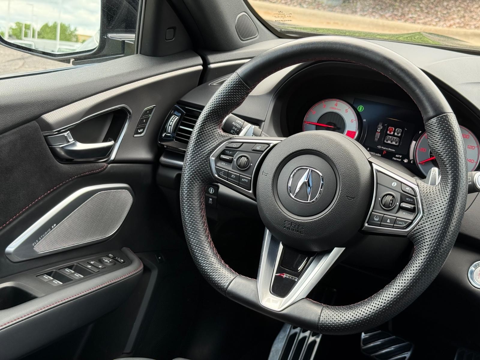 Acura RDX Vehicle Full-screen Gallery Image 14