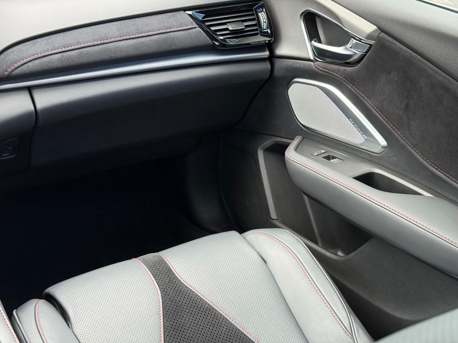 Acura RDX Vehicle Full-screen Gallery Image 15