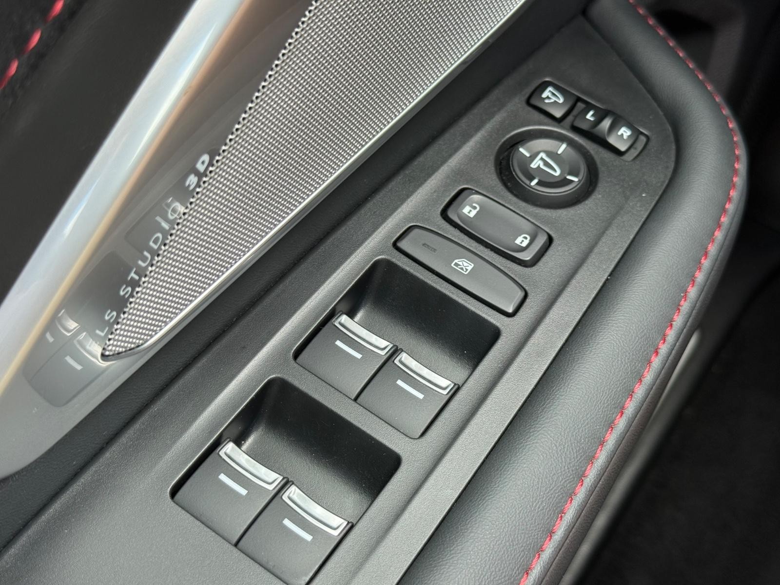 Acura RDX Vehicle Full-screen Gallery Image 22