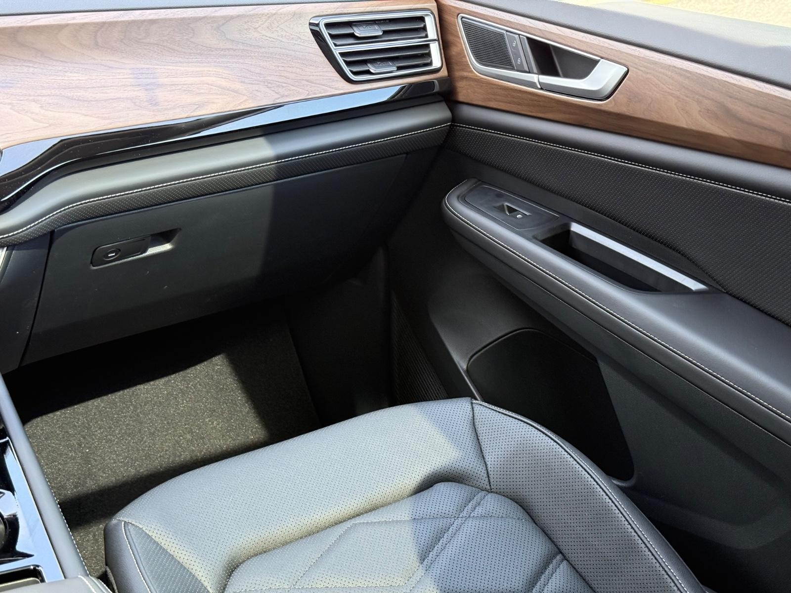 Volkswagen Atlas Vehicle Image 11