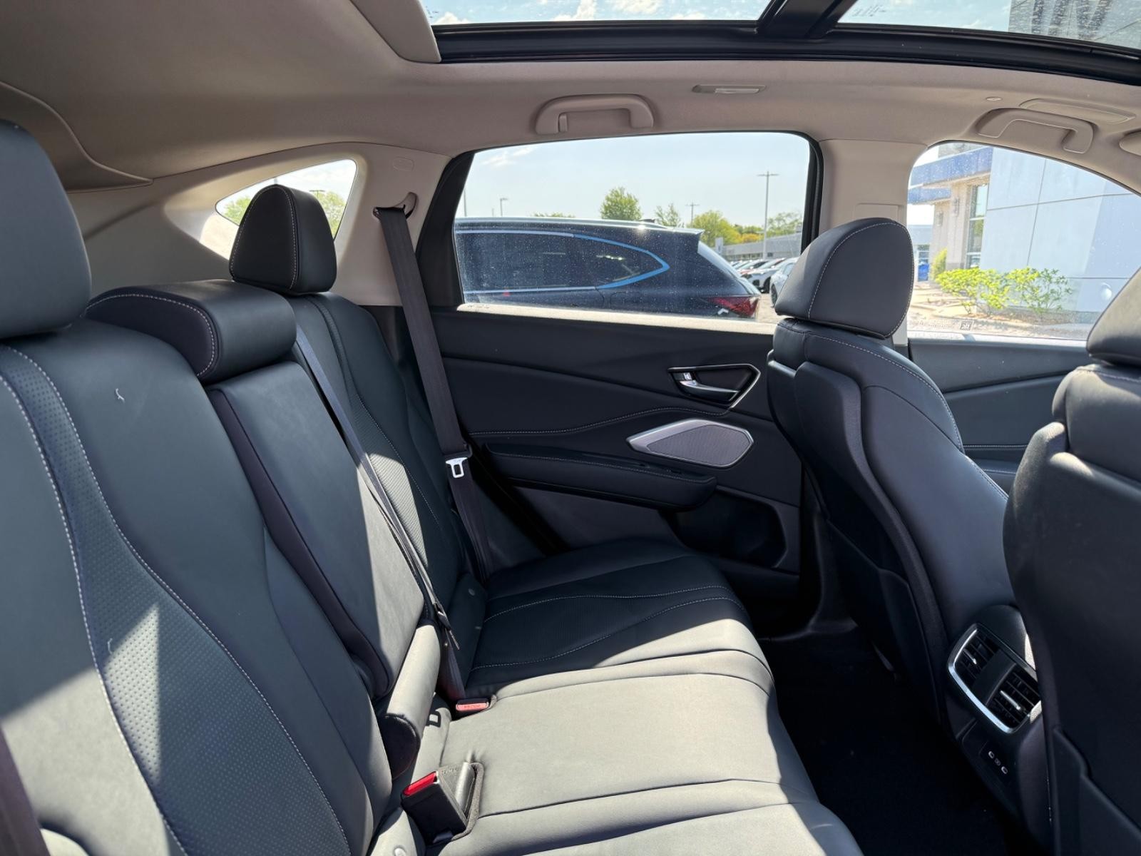 Acura RDX Vehicle Full-screen Gallery Image 10
