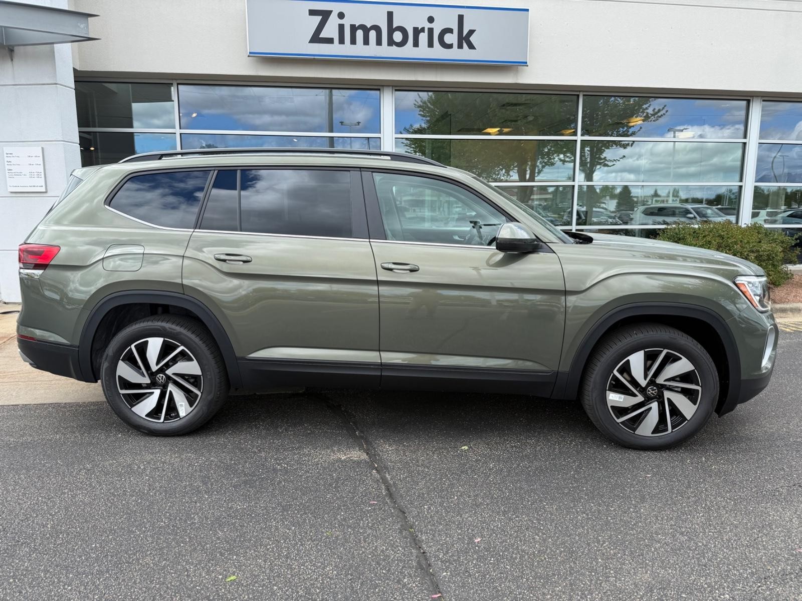 Volkswagen Atlas Vehicle Image 02