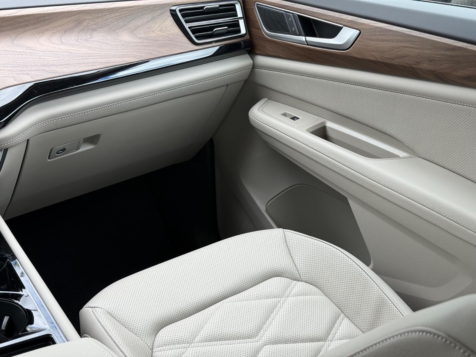 Volkswagen Atlas Vehicle Image 11