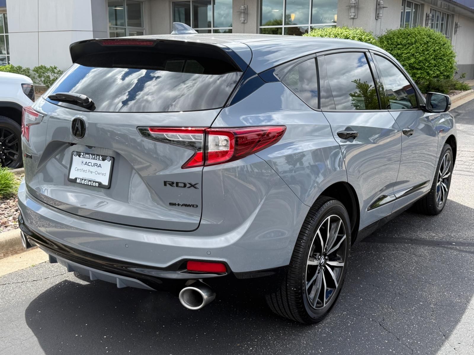 Acura RDX Vehicle Full-screen Gallery Image 03