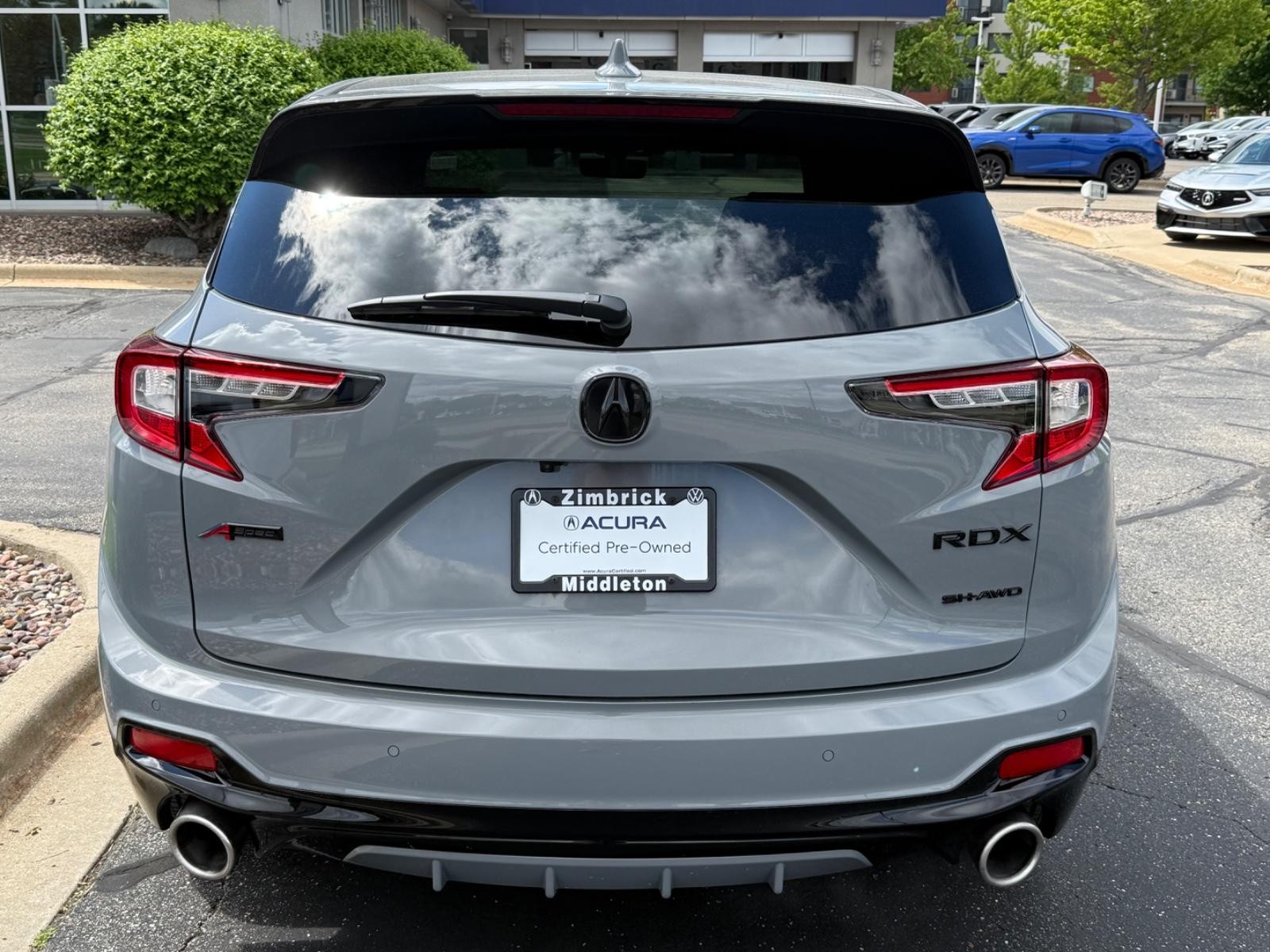 Acura RDX Vehicle Full-screen Gallery Image 04