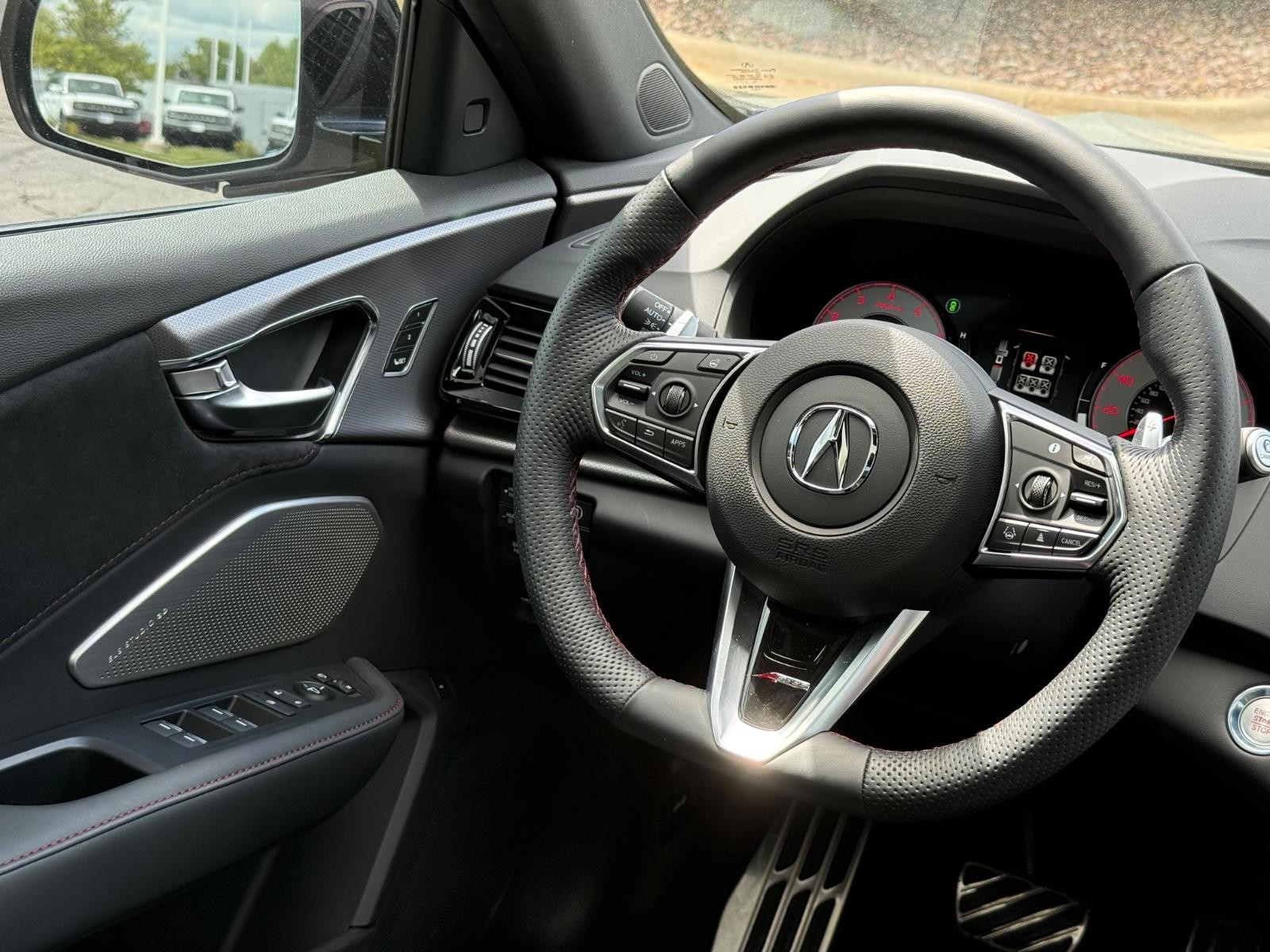 Acura RDX Vehicle Full-screen Gallery Image 14