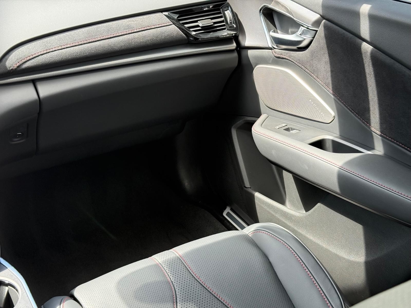 Acura RDX Vehicle Full-screen Gallery Image 15
