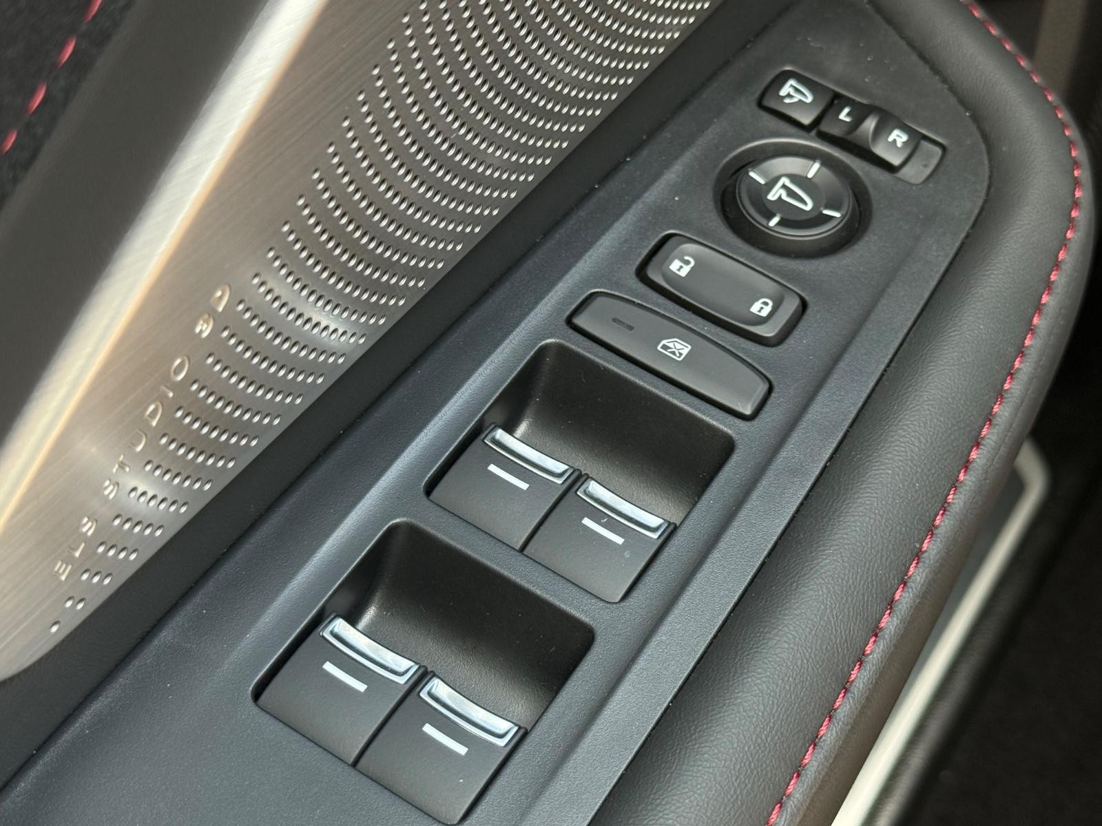 Acura RDX Vehicle Full-screen Gallery Image 22