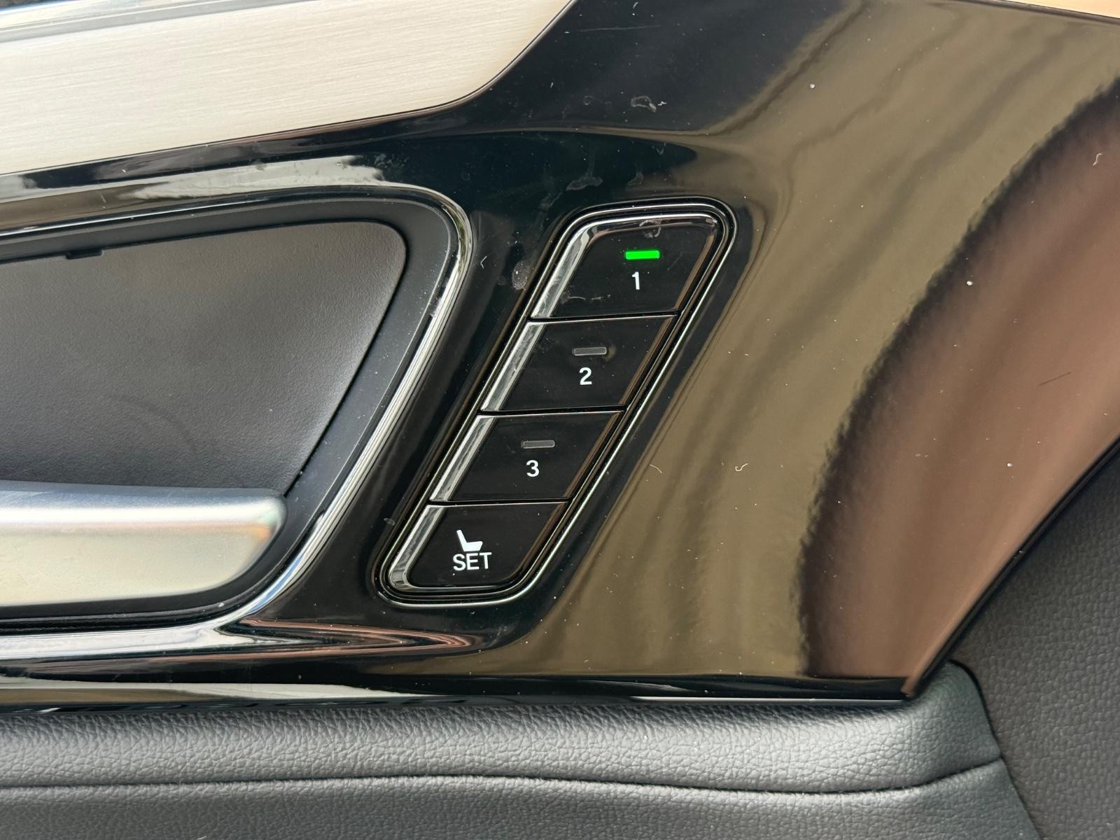 Acura MDX Vehicle Image 16