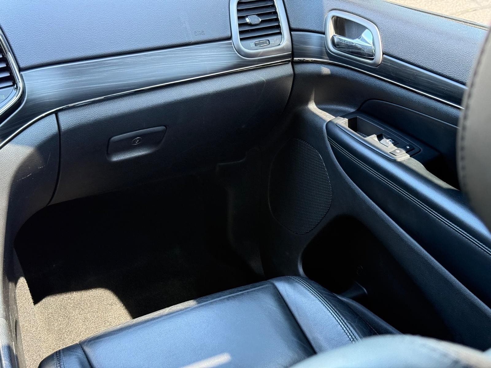 Jeep Grand Cherokee Vehicle Image 15
