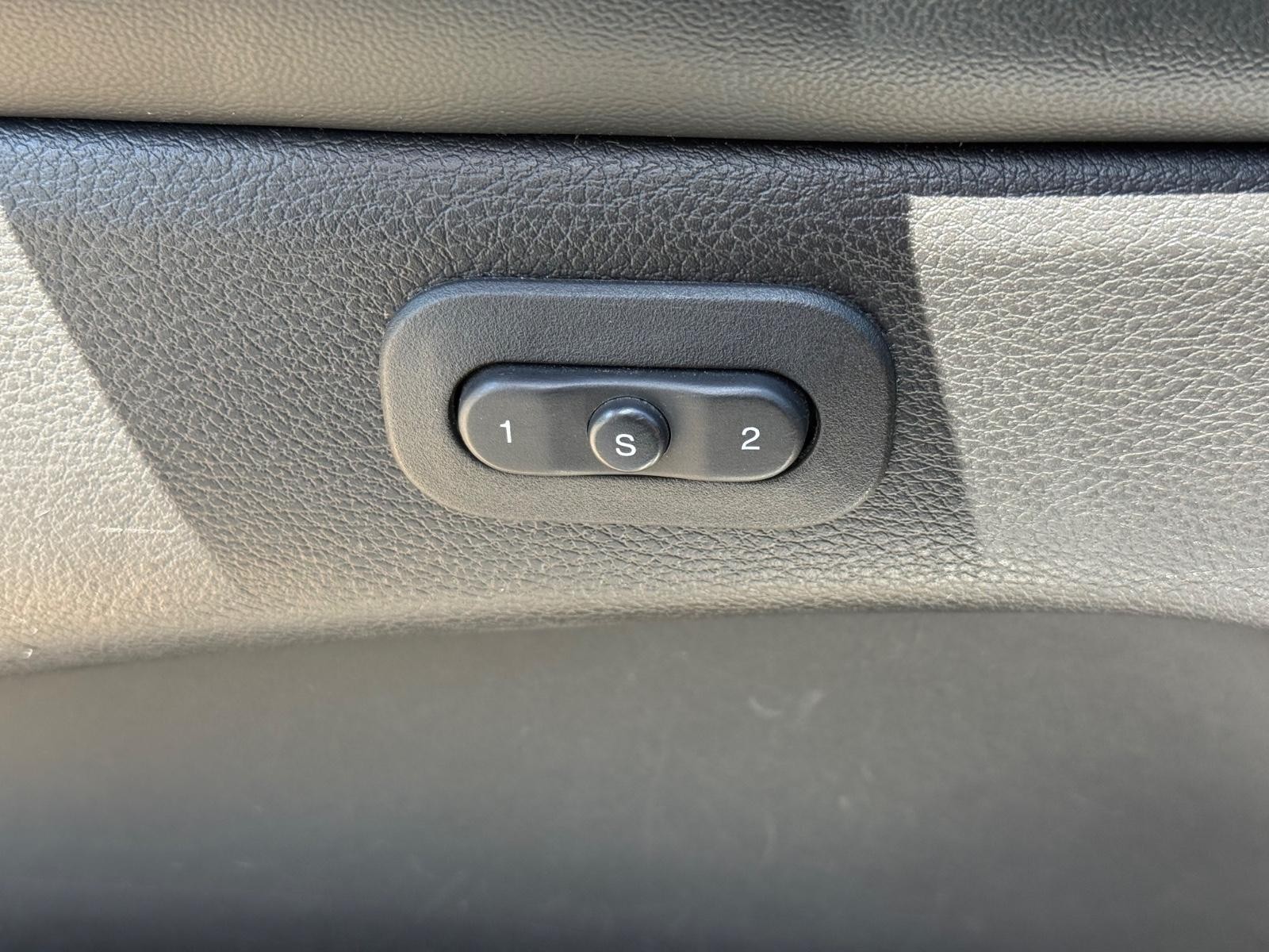 Jeep Grand Cherokee Vehicle Image 16