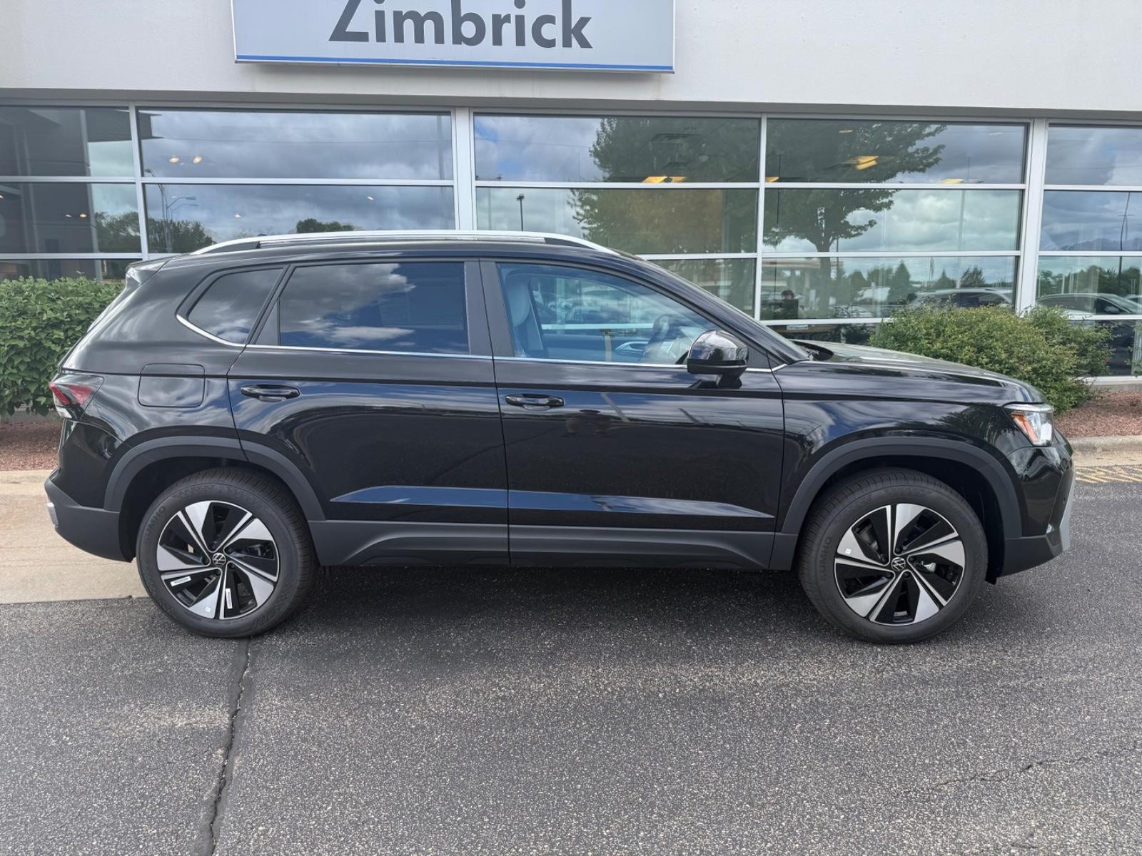Volkswagen Taos Vehicle Image 02