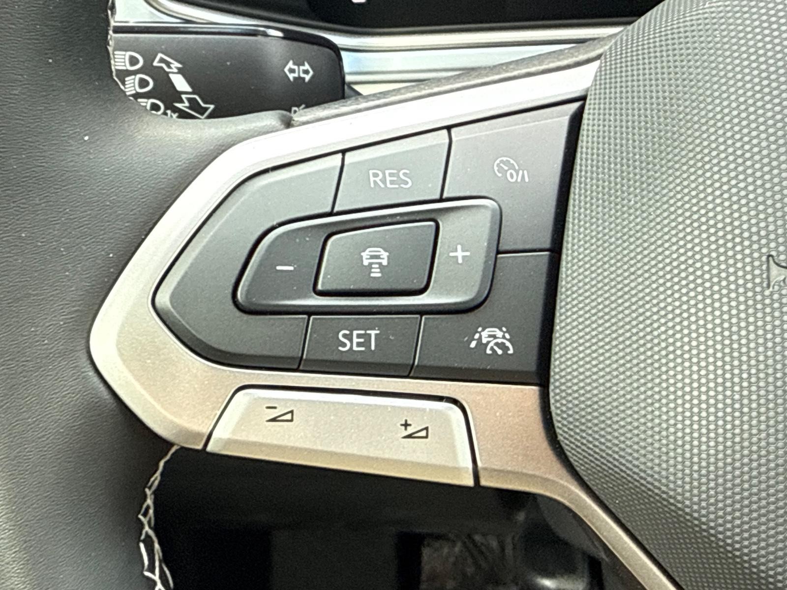 Volkswagen Taos Vehicle Image 11