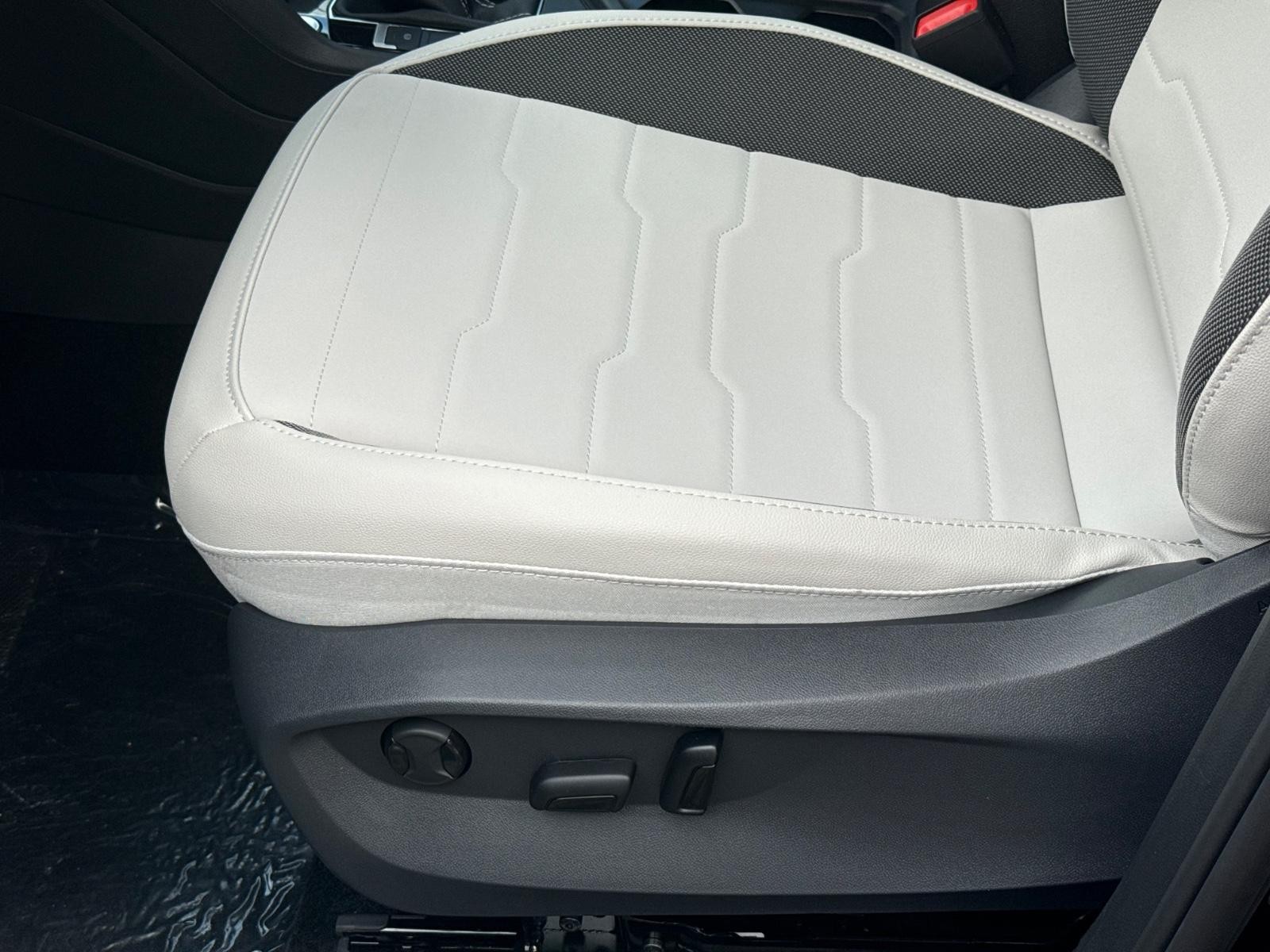 Volkswagen Taos Vehicle Image 16