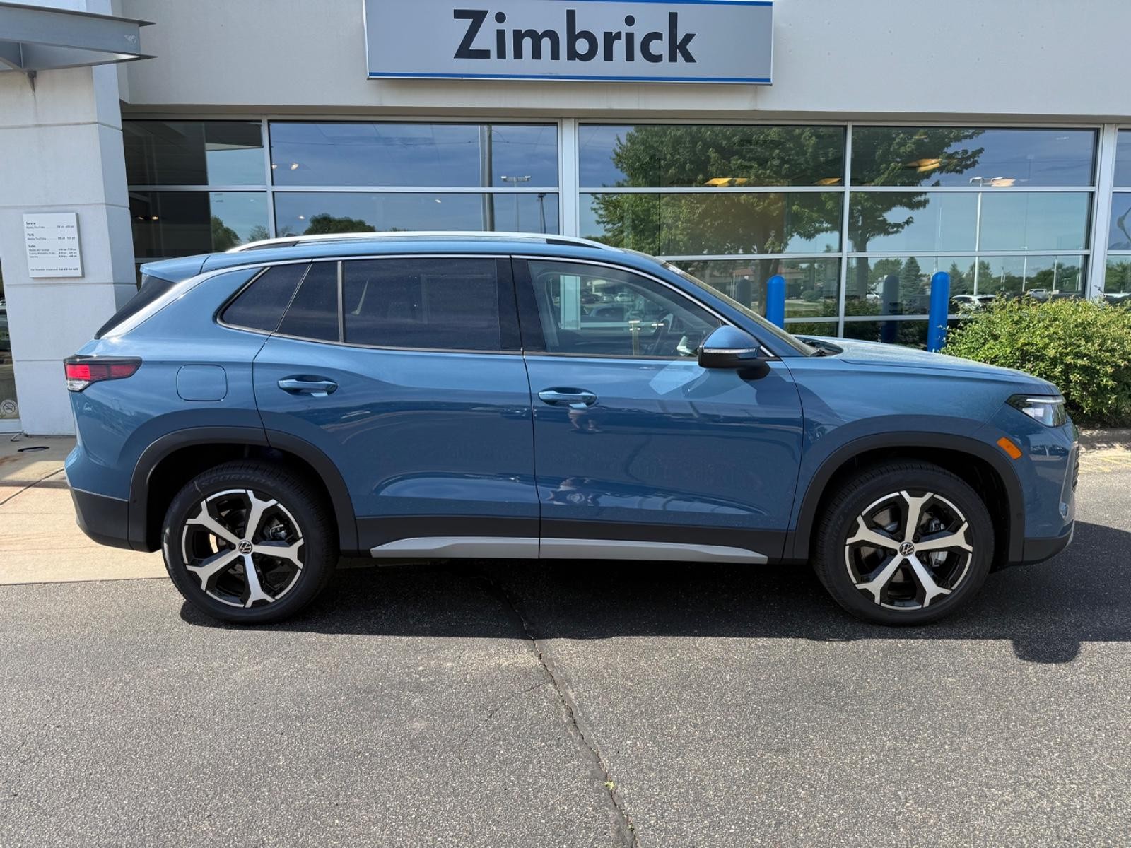 Volkswagen Tiguan Vehicle Image 02