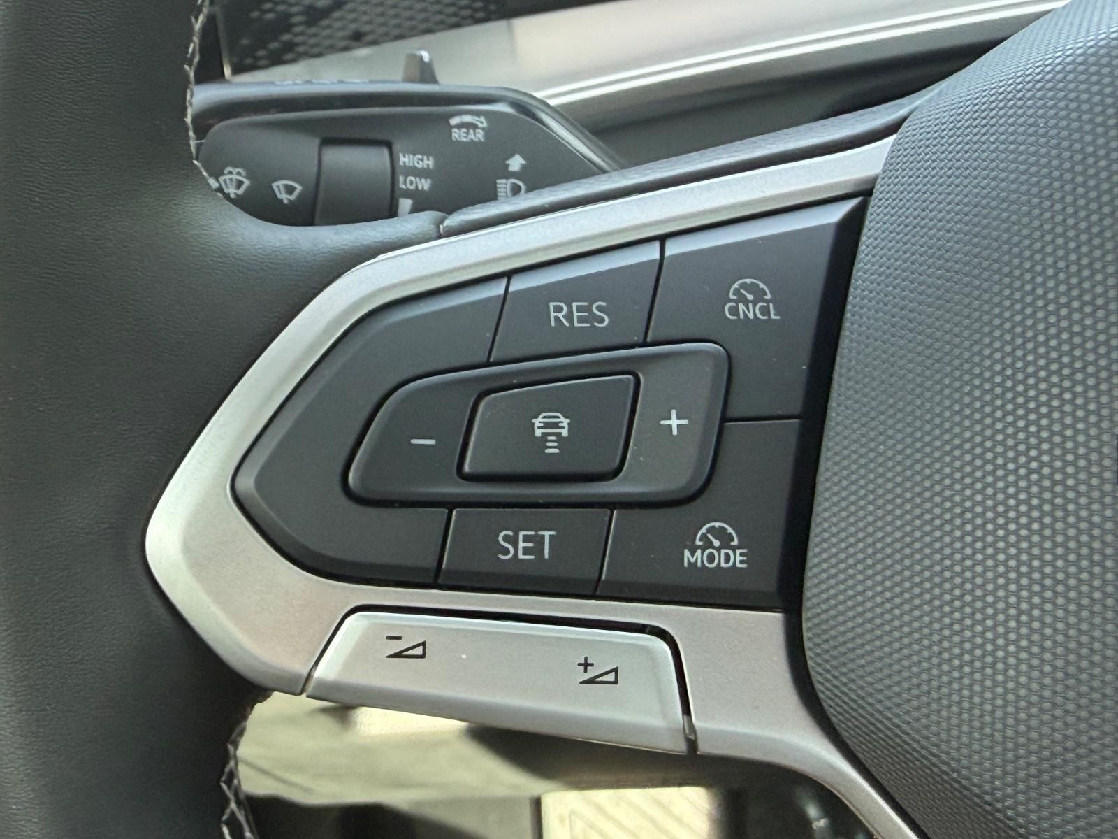 Volkswagen Tiguan Vehicle Image 11