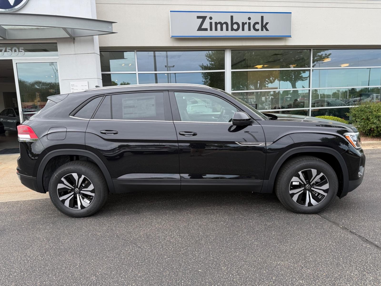 Volkswagen Atlas Cross Sport Vehicle Image 02