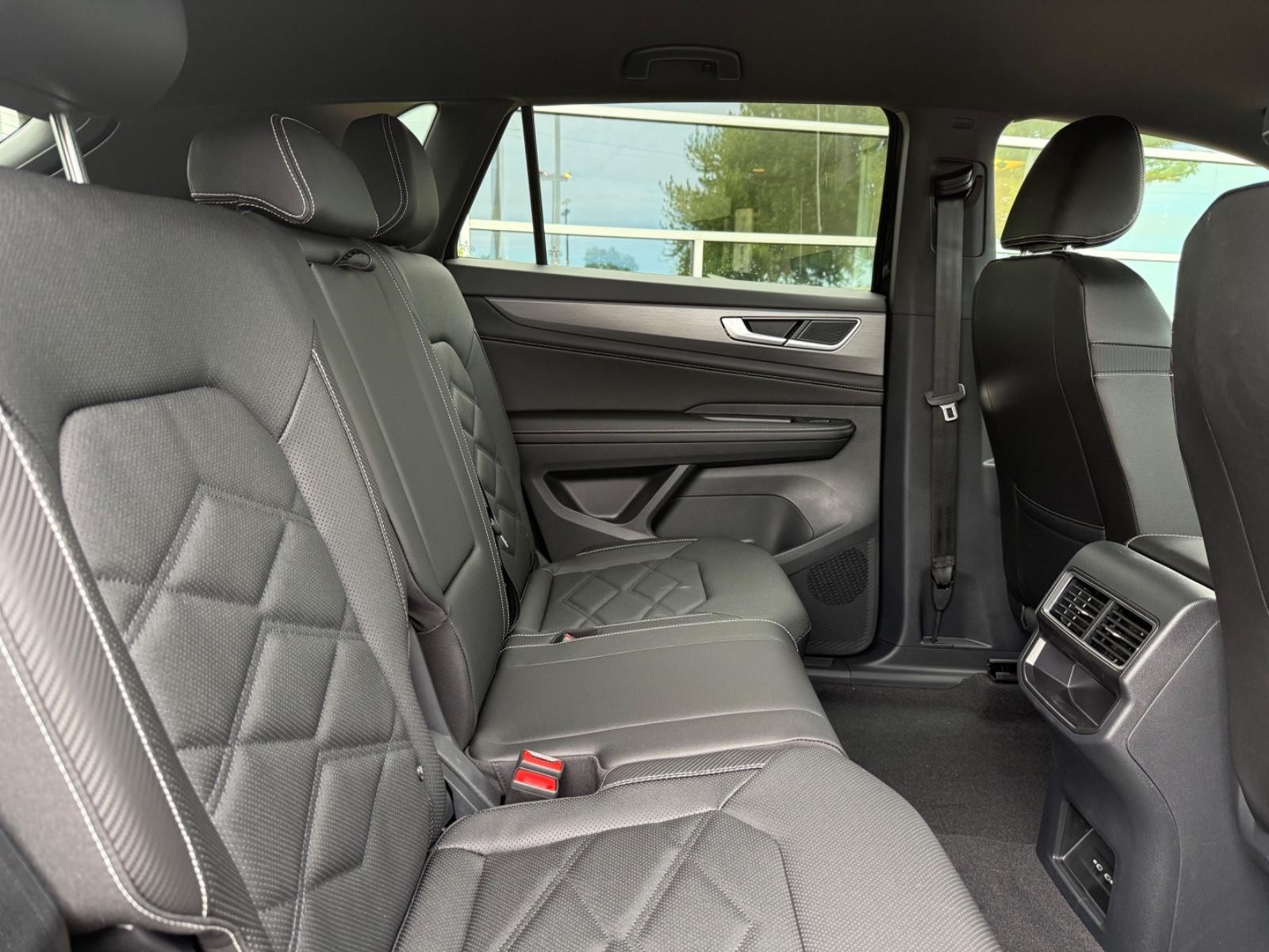 Volkswagen Atlas Cross Sport Vehicle Image 05