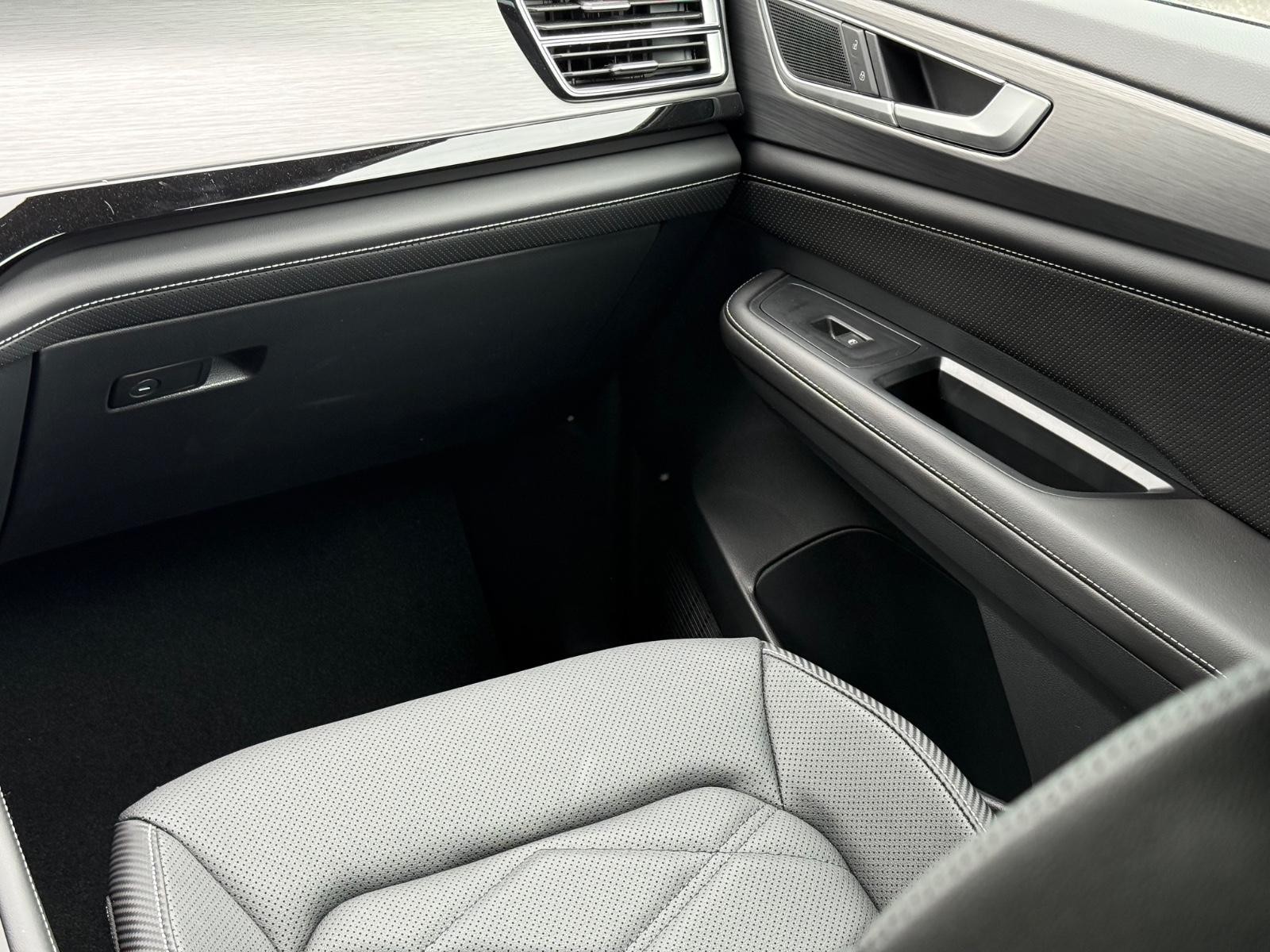 Volkswagen Atlas Cross Sport Vehicle Image 10