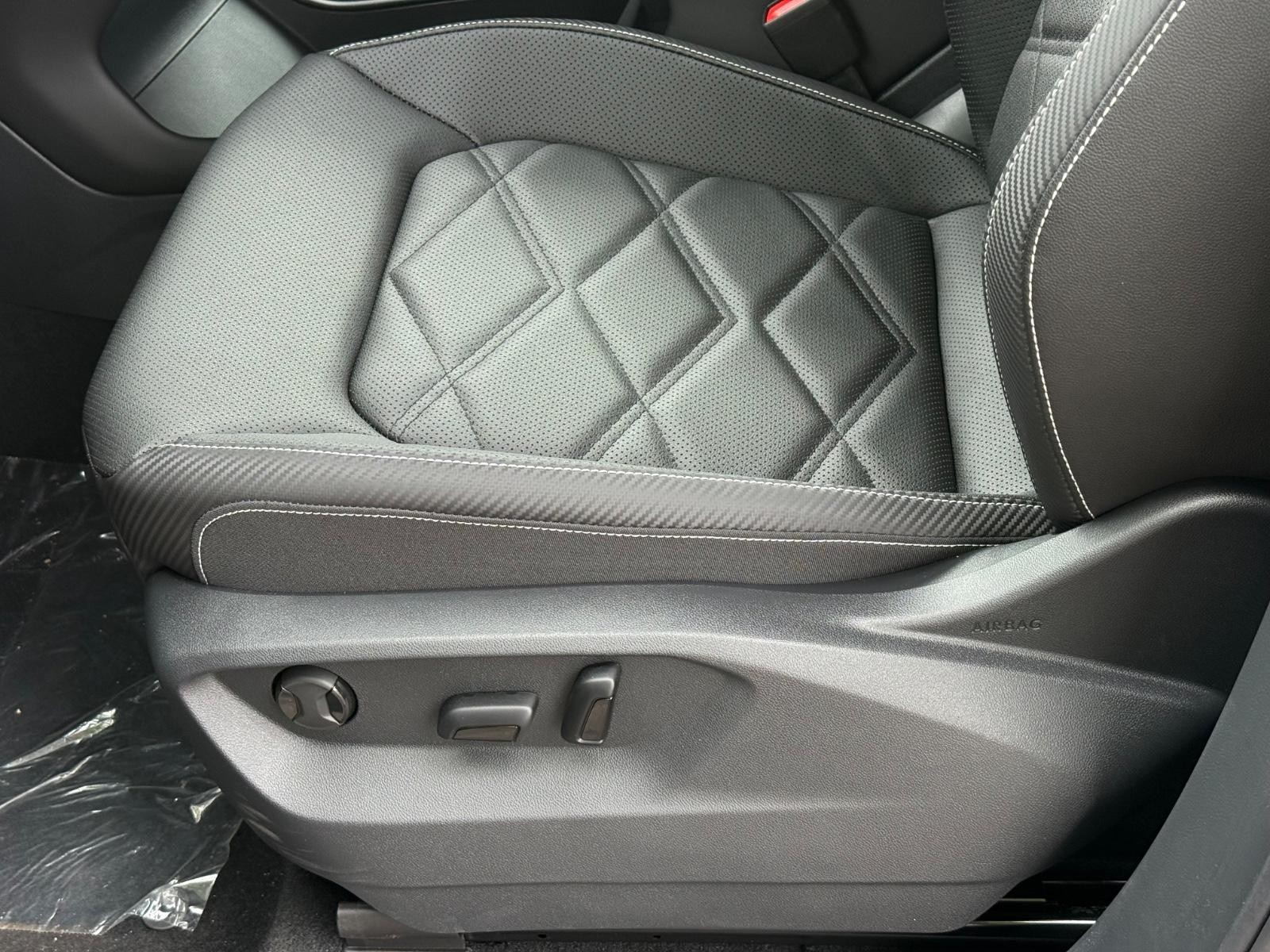 Volkswagen Atlas Cross Sport Vehicle Image 16