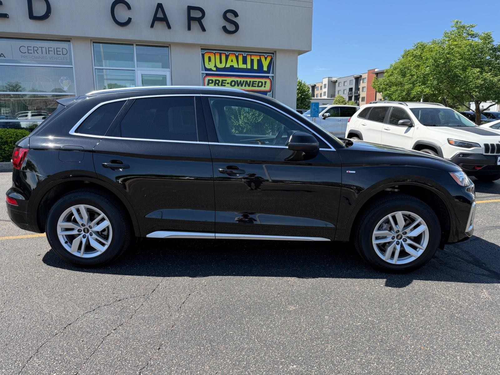 Audi Q5 Vehicle Full-screen Gallery Image 02