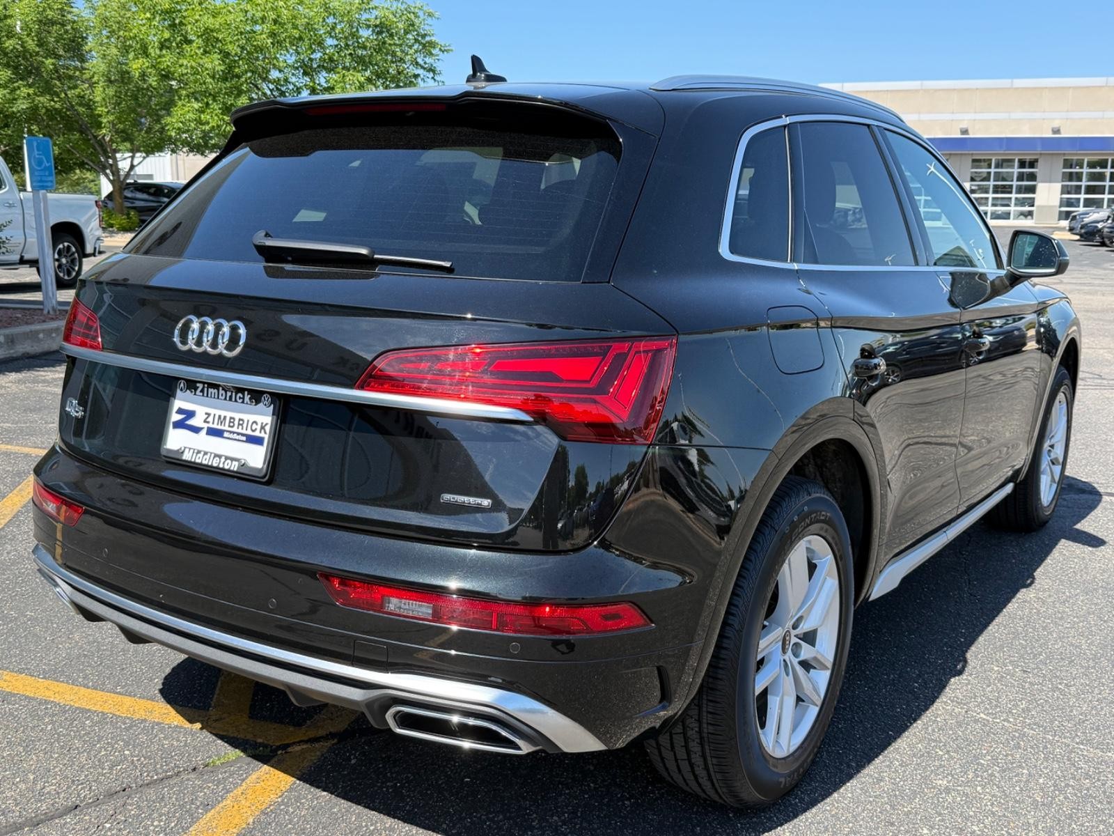 Audi Q5 Vehicle Full-screen Gallery Image 03