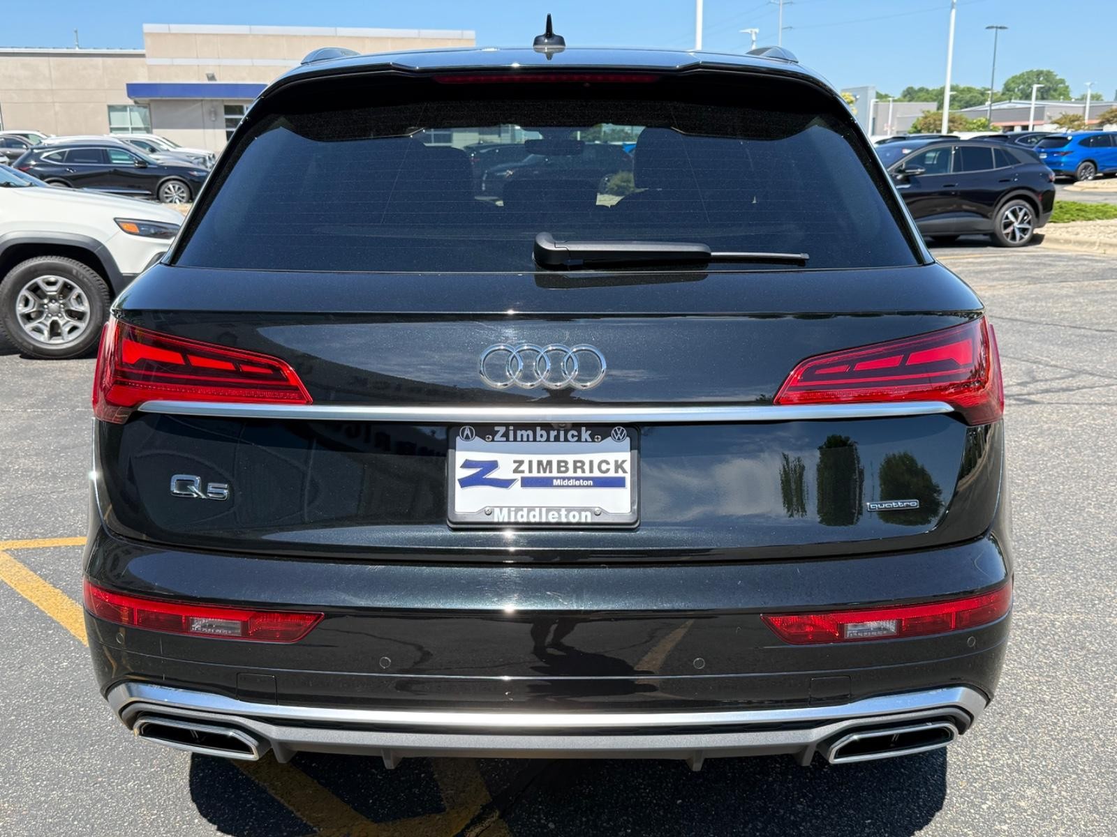 Audi Q5 Vehicle Full-screen Gallery Image 04