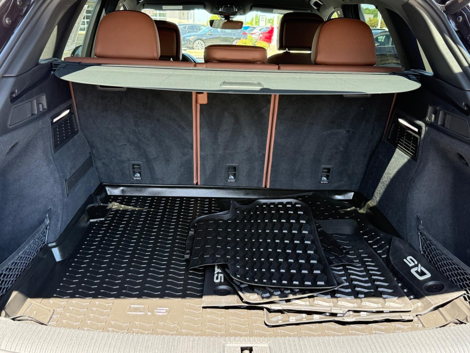 Audi Q5 Vehicle Full-screen Gallery Image 05