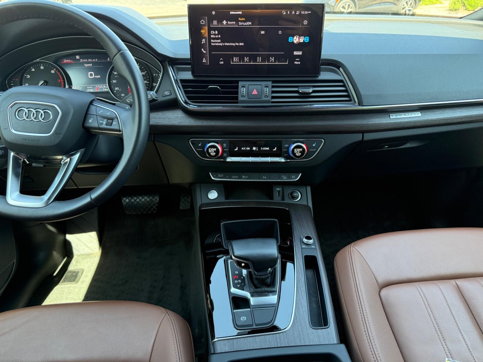 Audi Q5 Vehicle Full-screen Gallery Image 11