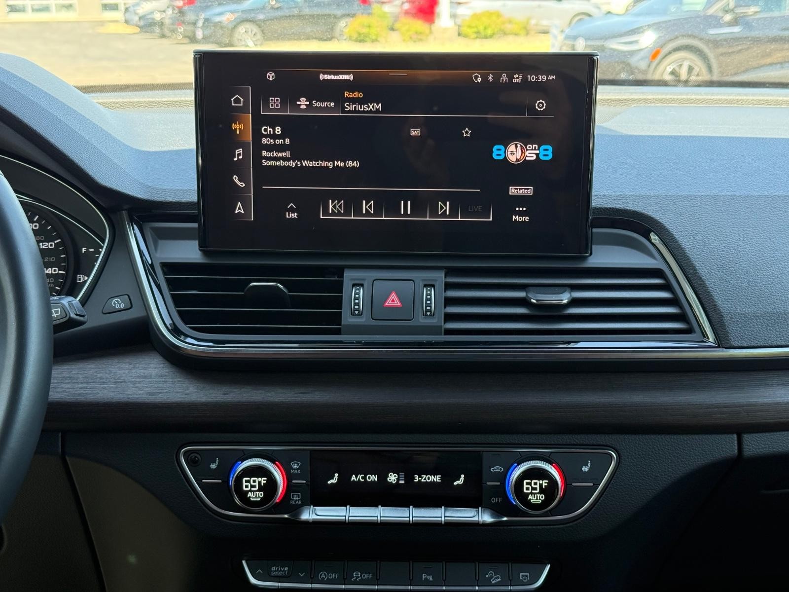 Audi Q5 Vehicle Full-screen Gallery Image 12