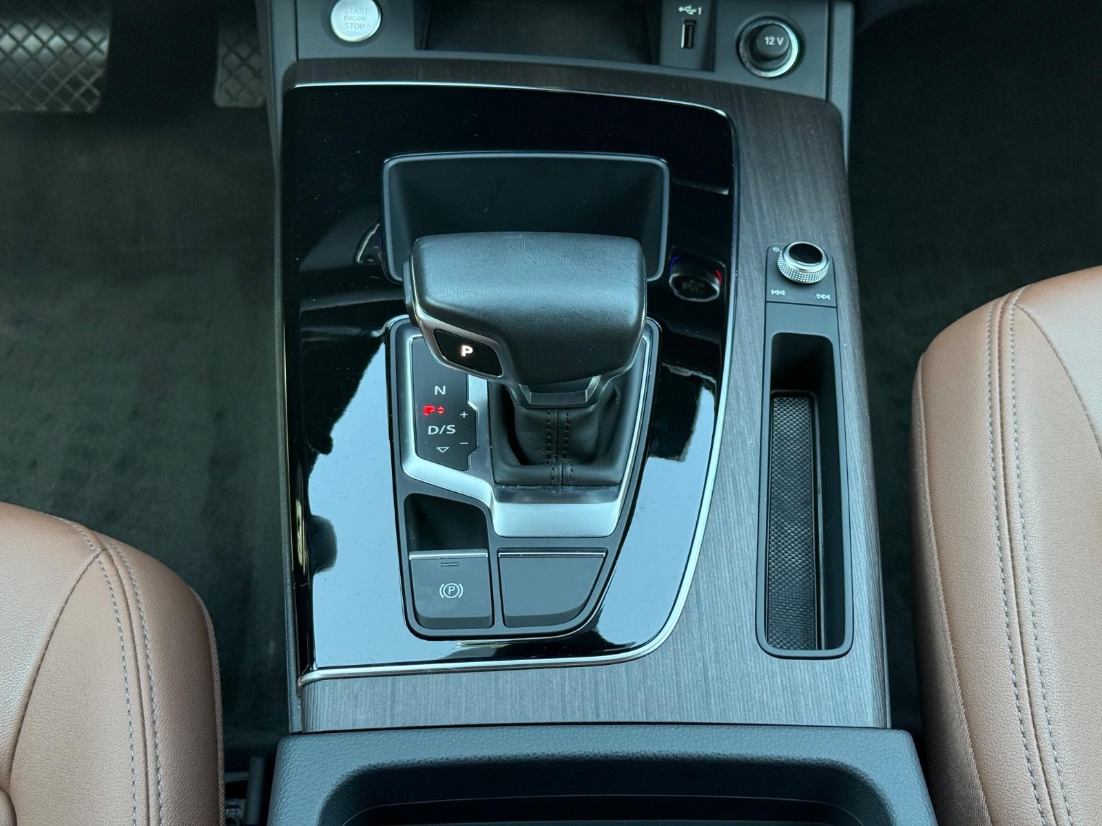 Audi Q5 Vehicle Full-screen Gallery Image 13