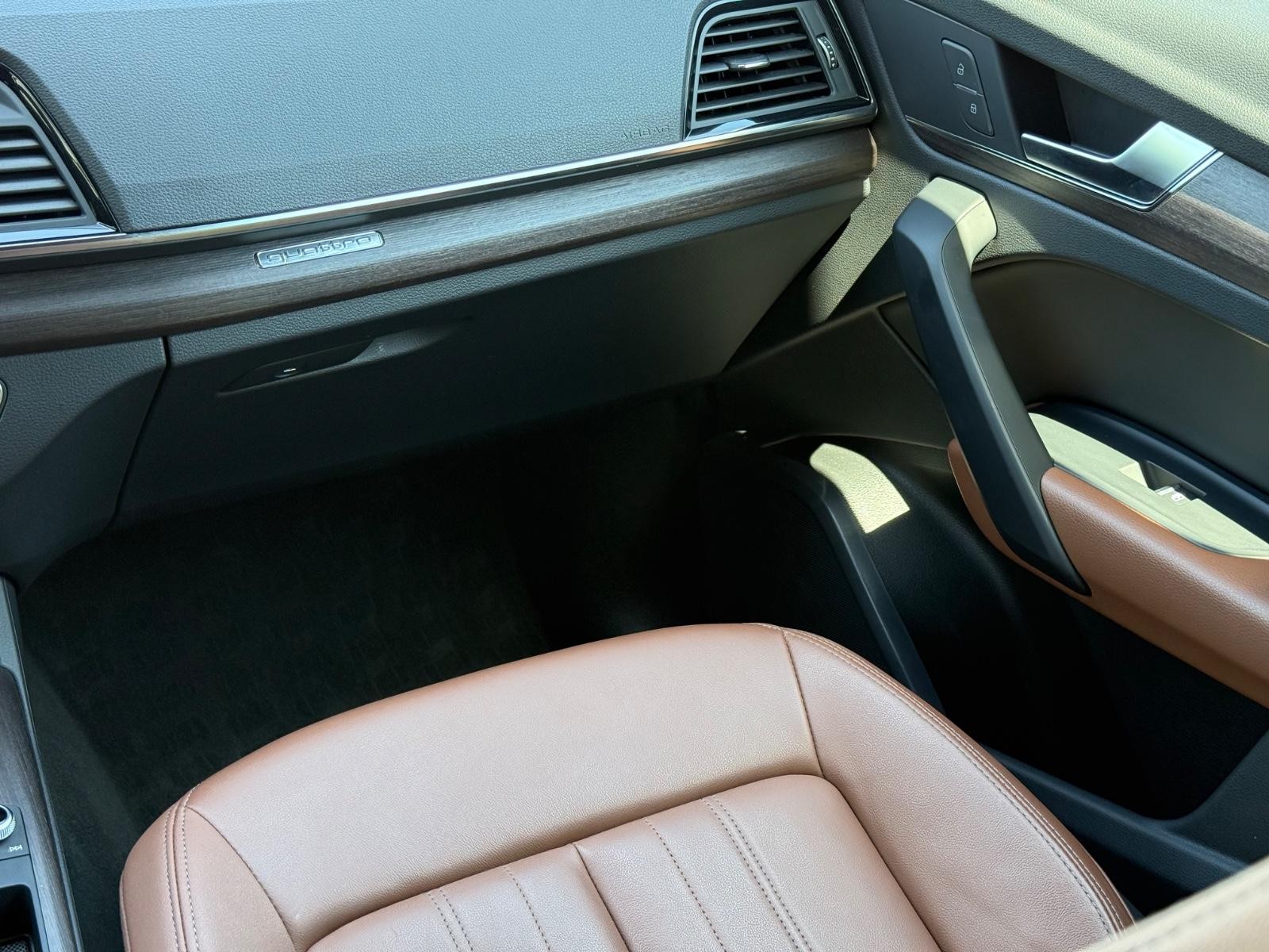 Audi Q5 Vehicle Full-screen Gallery Image 15
