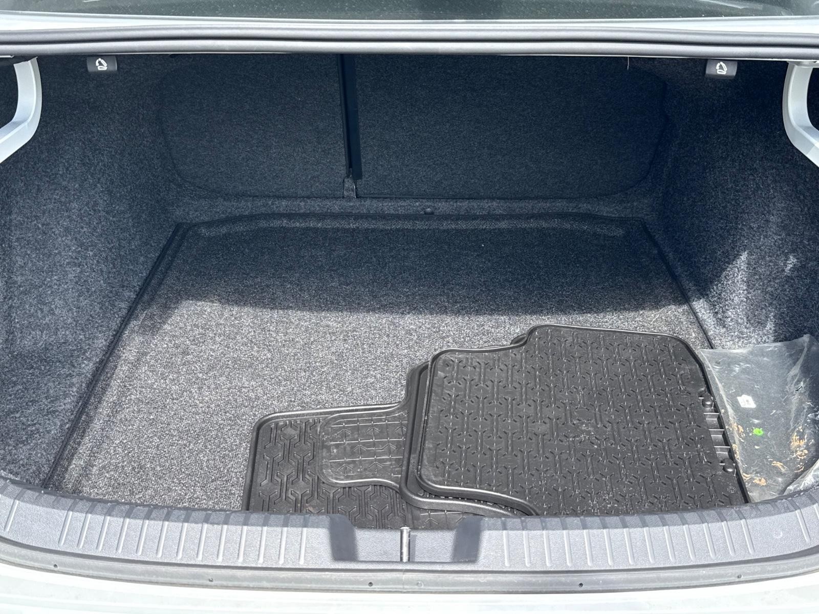 Volkswagen Jetta Vehicle Image 05