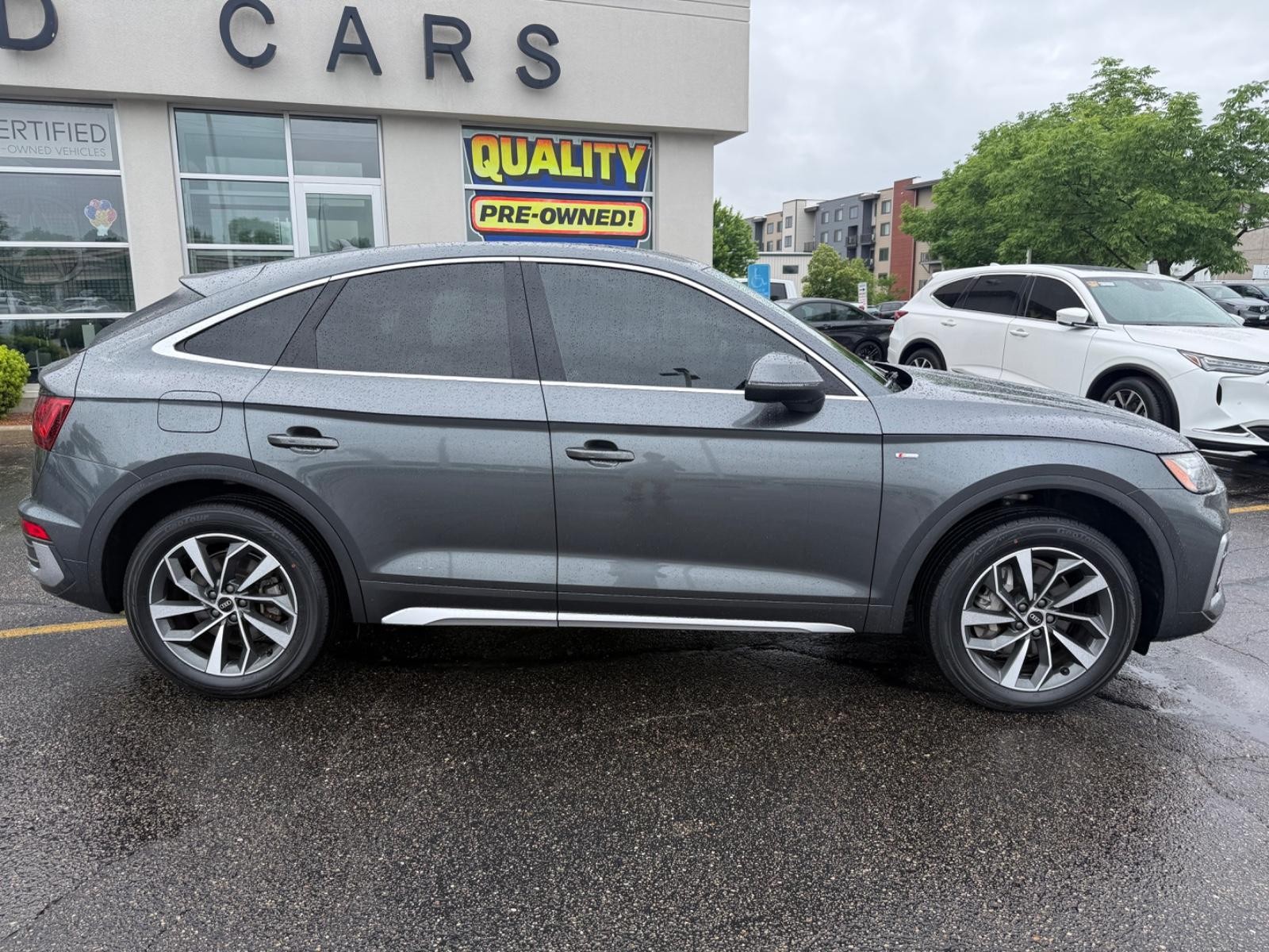 Audi Q5 Sportback Vehicle Full-screen Gallery Image 02