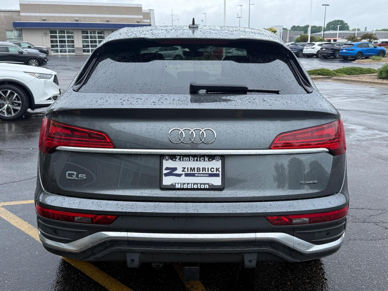 Audi Q5 Sportback Vehicle Full-screen Gallery Image 03