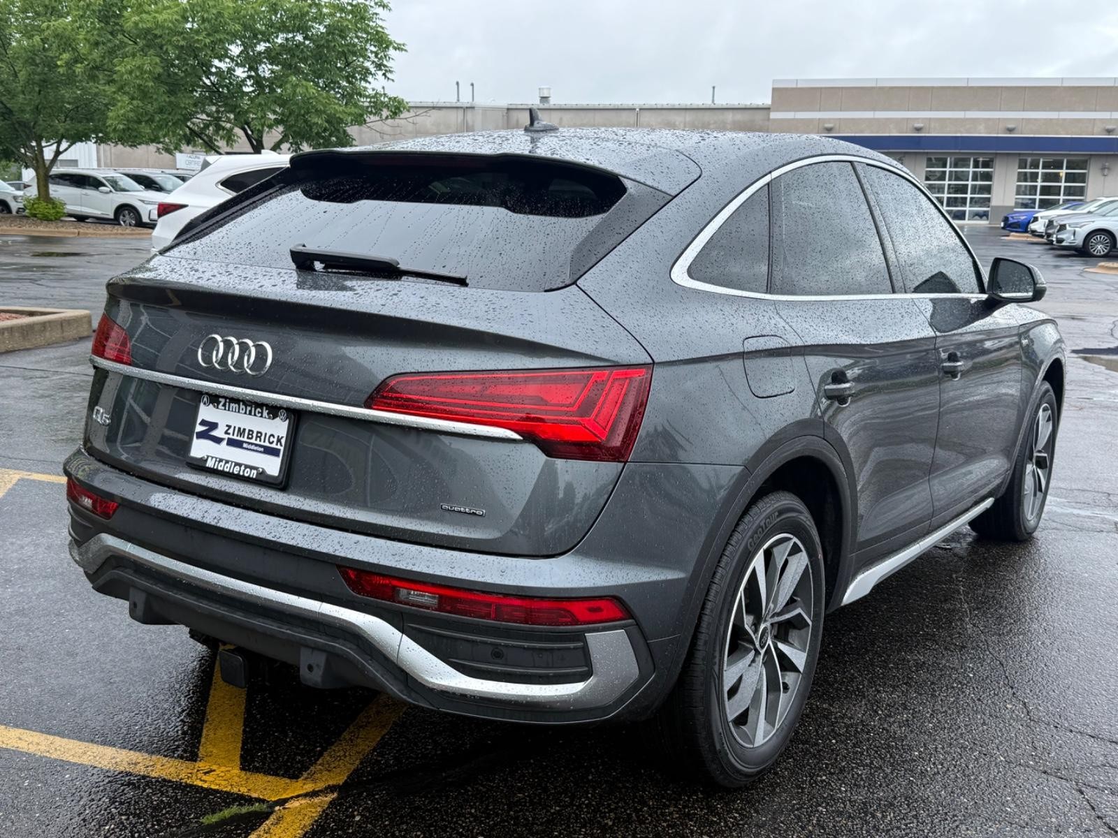 Audi Q5 Sportback Vehicle Full-screen Gallery Image 04