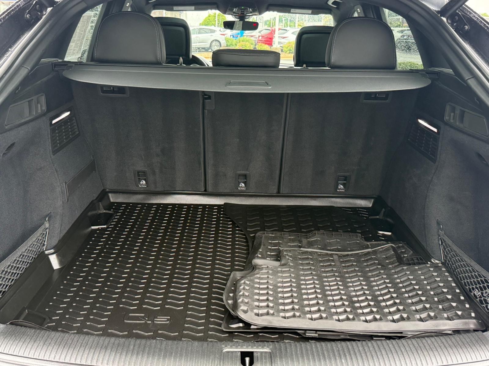 Audi Q5 Sportback Vehicle Full-screen Gallery Image 05