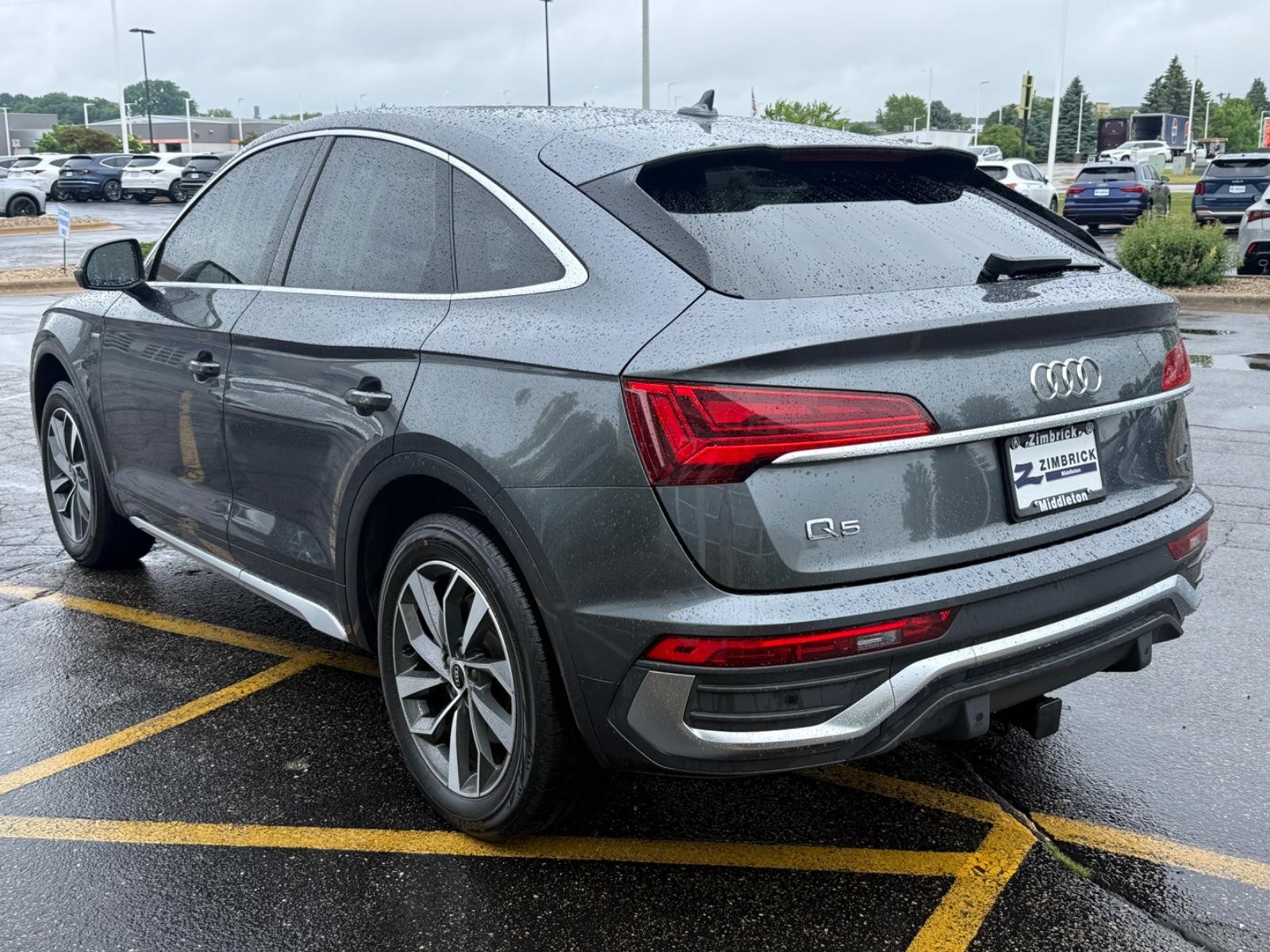 Audi Q5 Sportback Vehicle Full-screen Gallery Image 06