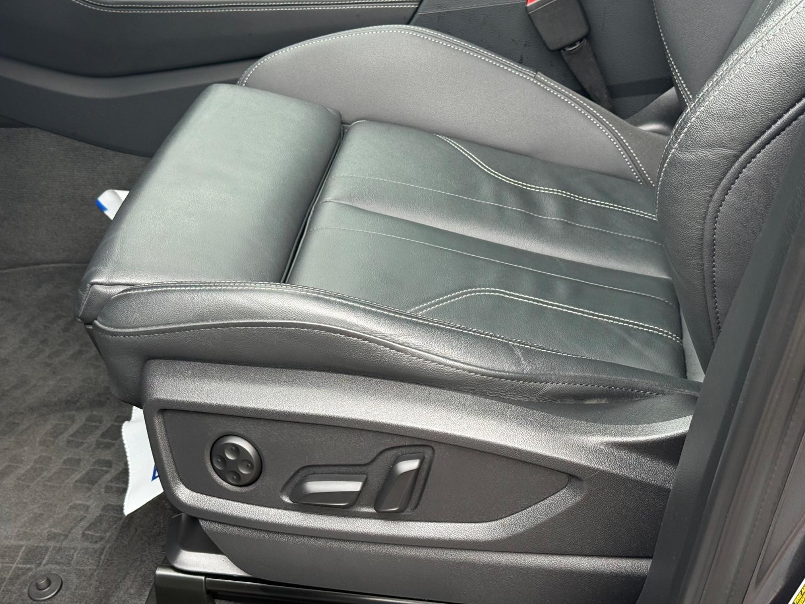Audi Q5 Sportback Vehicle Full-screen Gallery Image 23