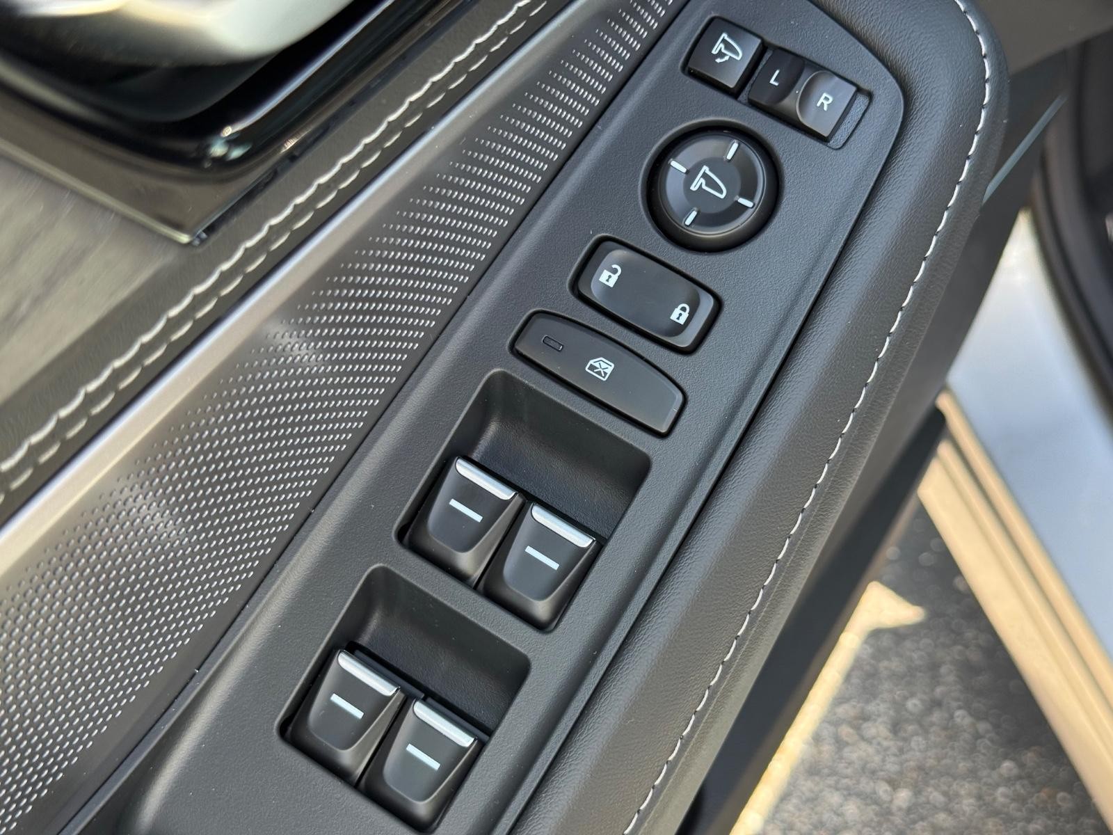 Acura MDX Vehicle Image 16