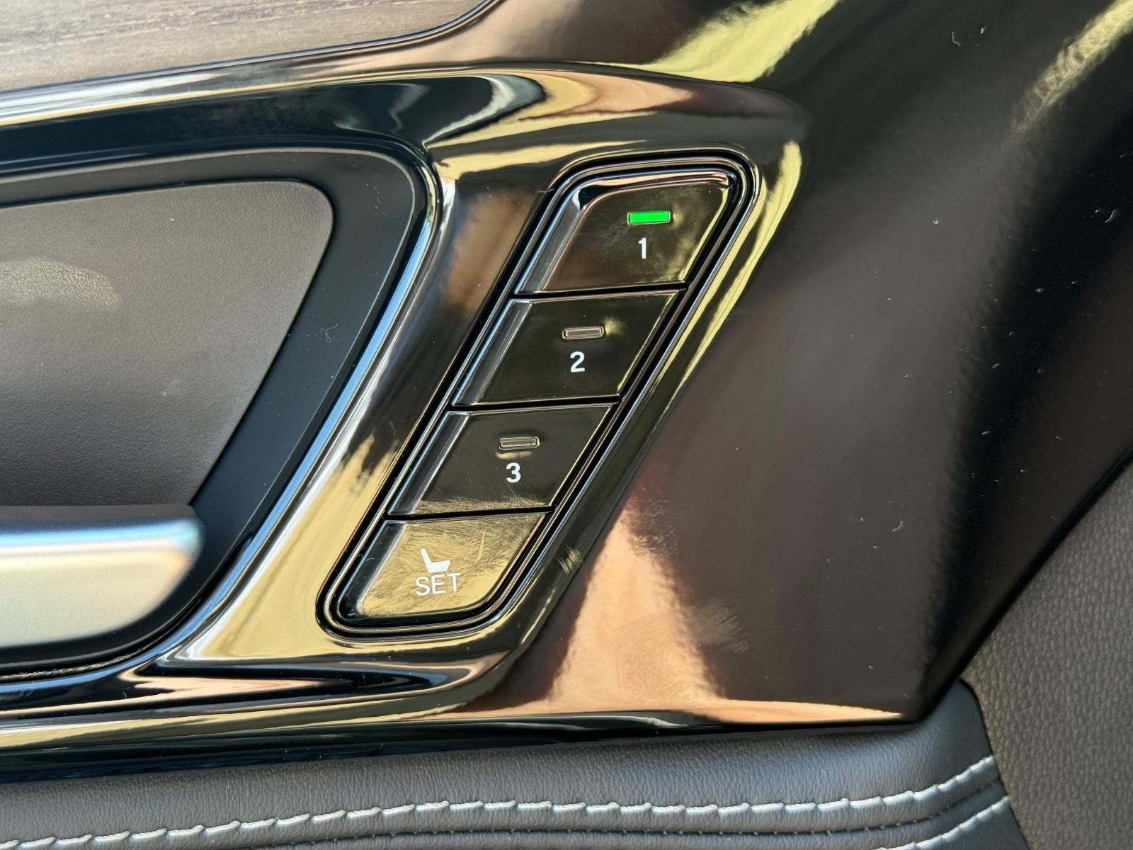 Acura MDX Vehicle Image 13