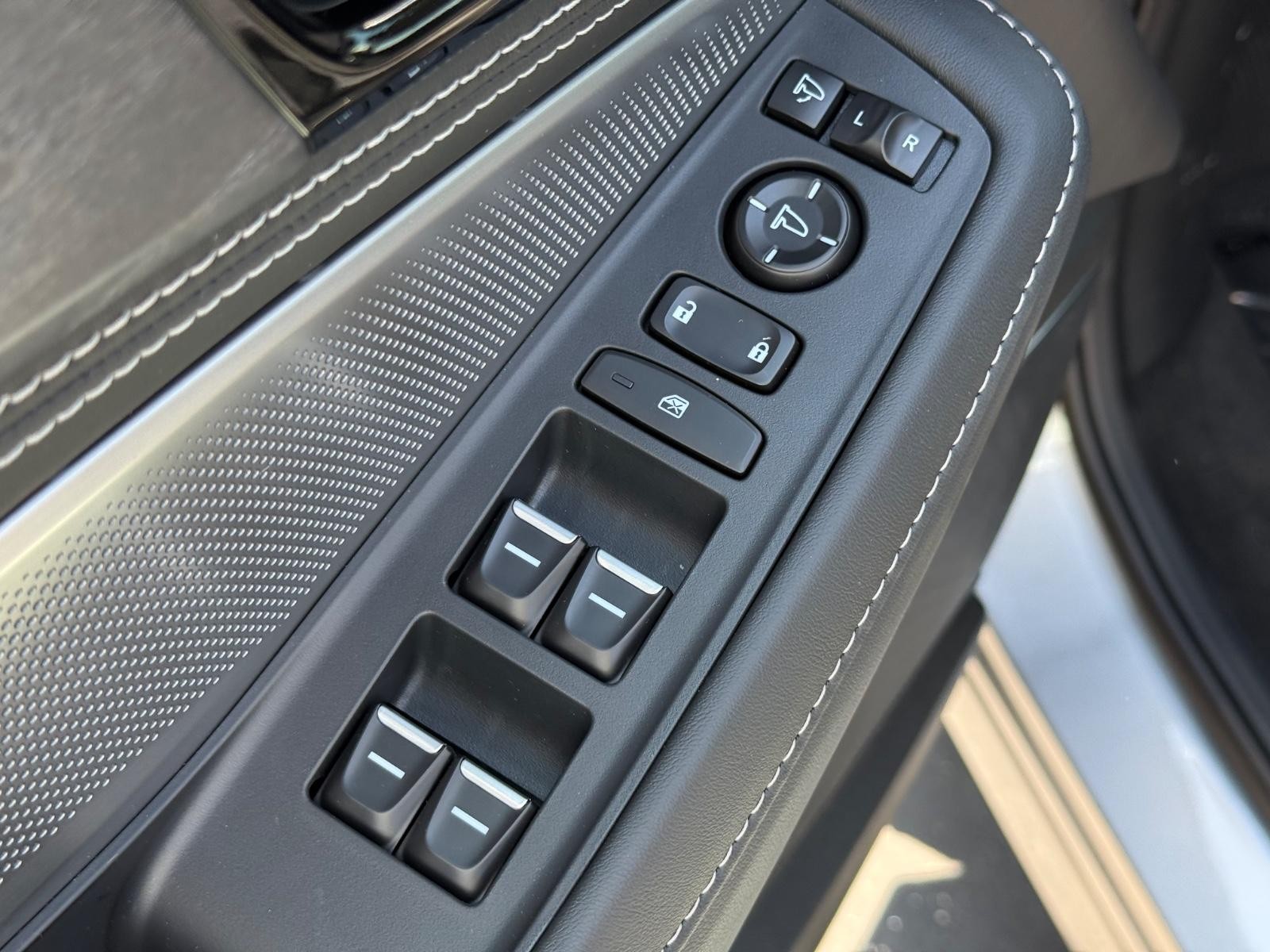 Acura MDX Vehicle Image 18